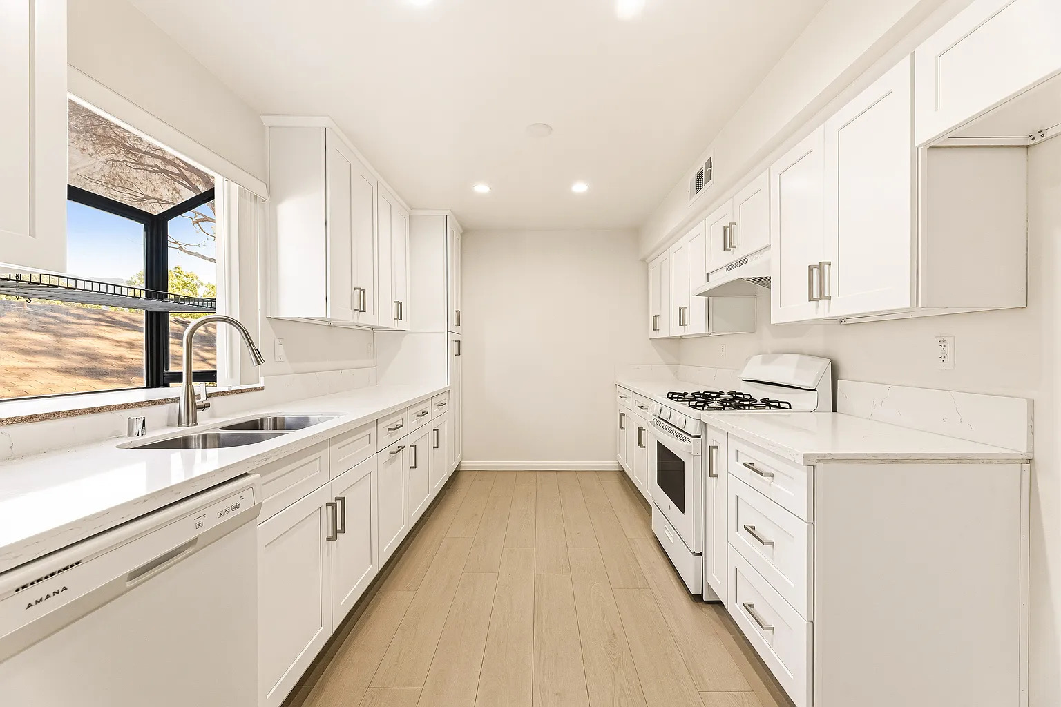 260 S 6th St - Photo 2
